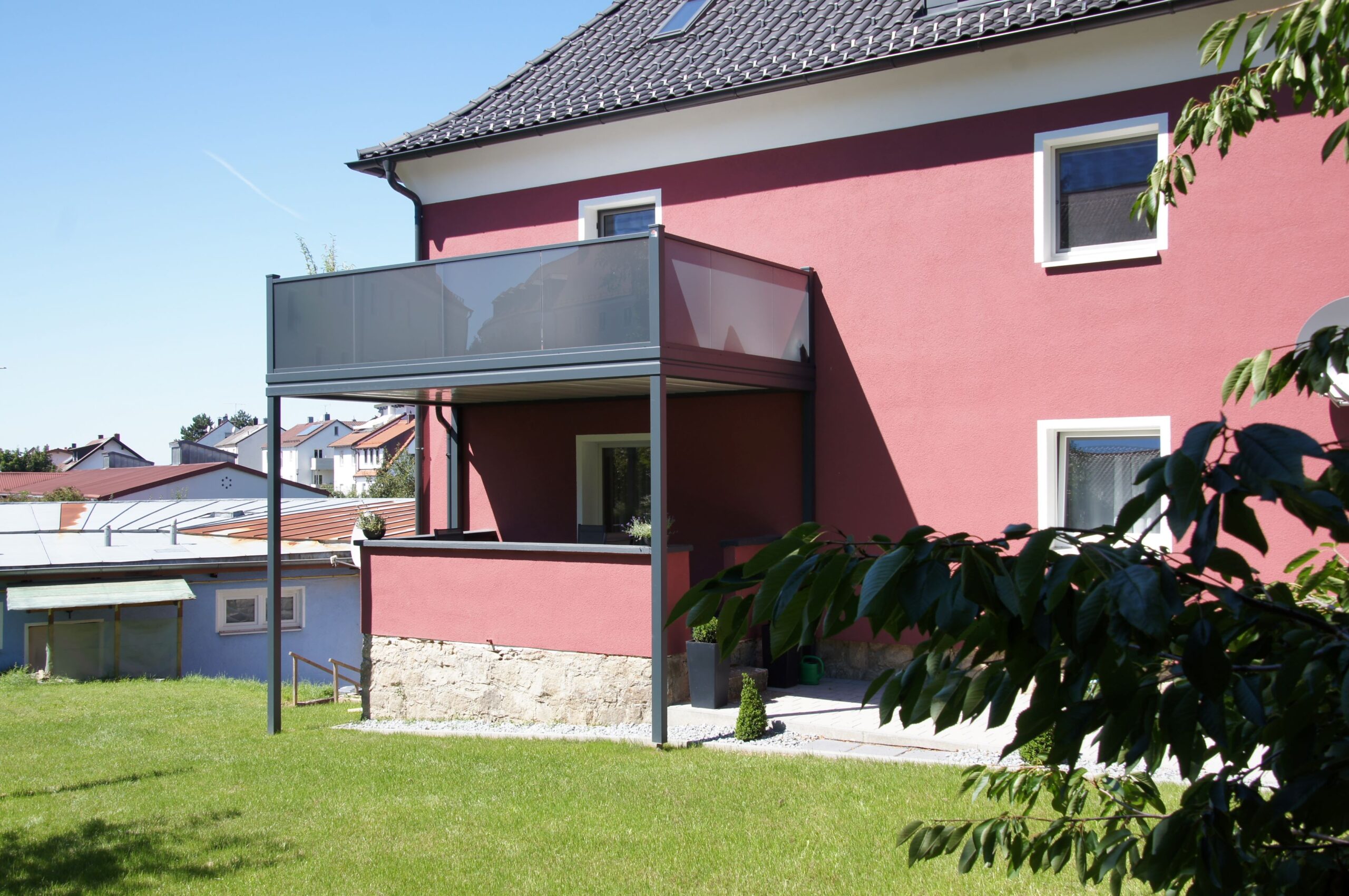 Haus mit einem Anbaubalkon